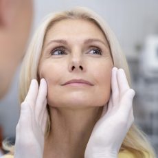 close-up-doctor-checking-smiley-woman close-up-doctor-checking-smiley-woman